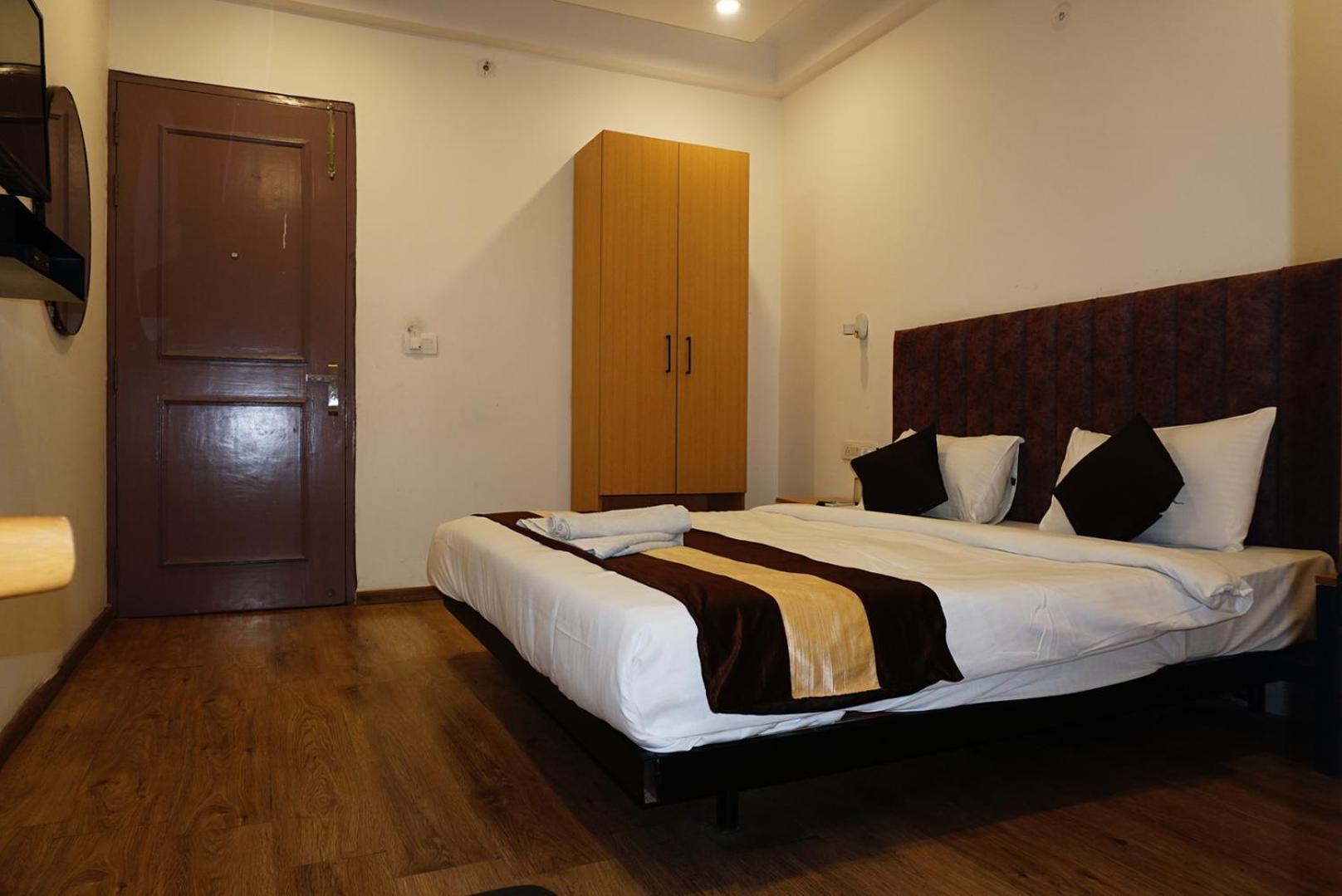 Tipsyy Inn 018 Gurgaon Exteriör bild