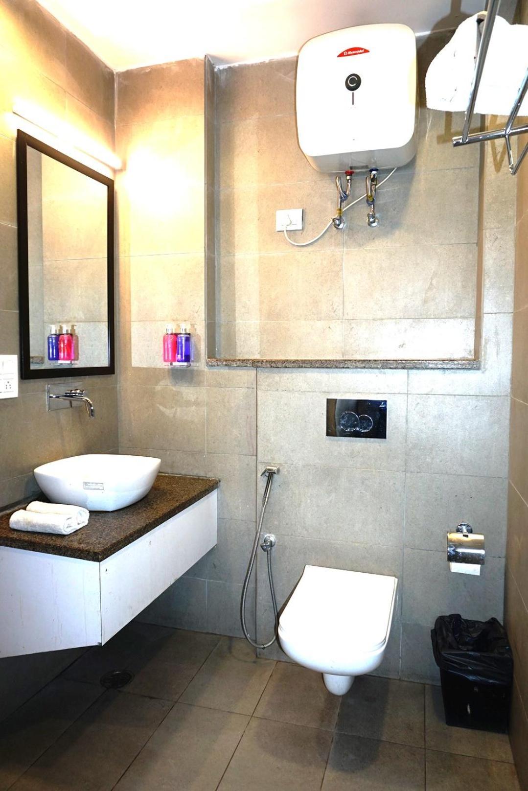 Tipsyy Inn 018 Gurgaon Exteriör bild